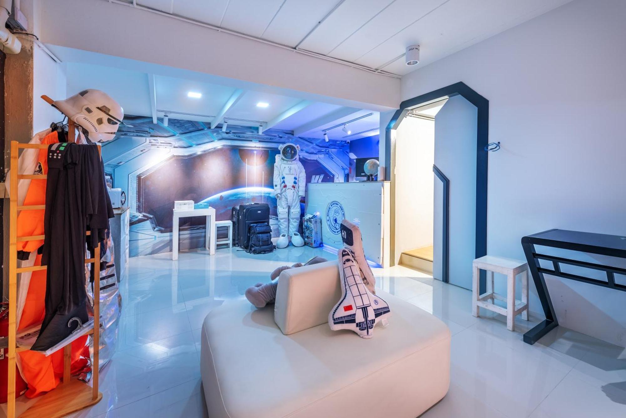 Space Station Hostel Бангкок Экстерьер фото