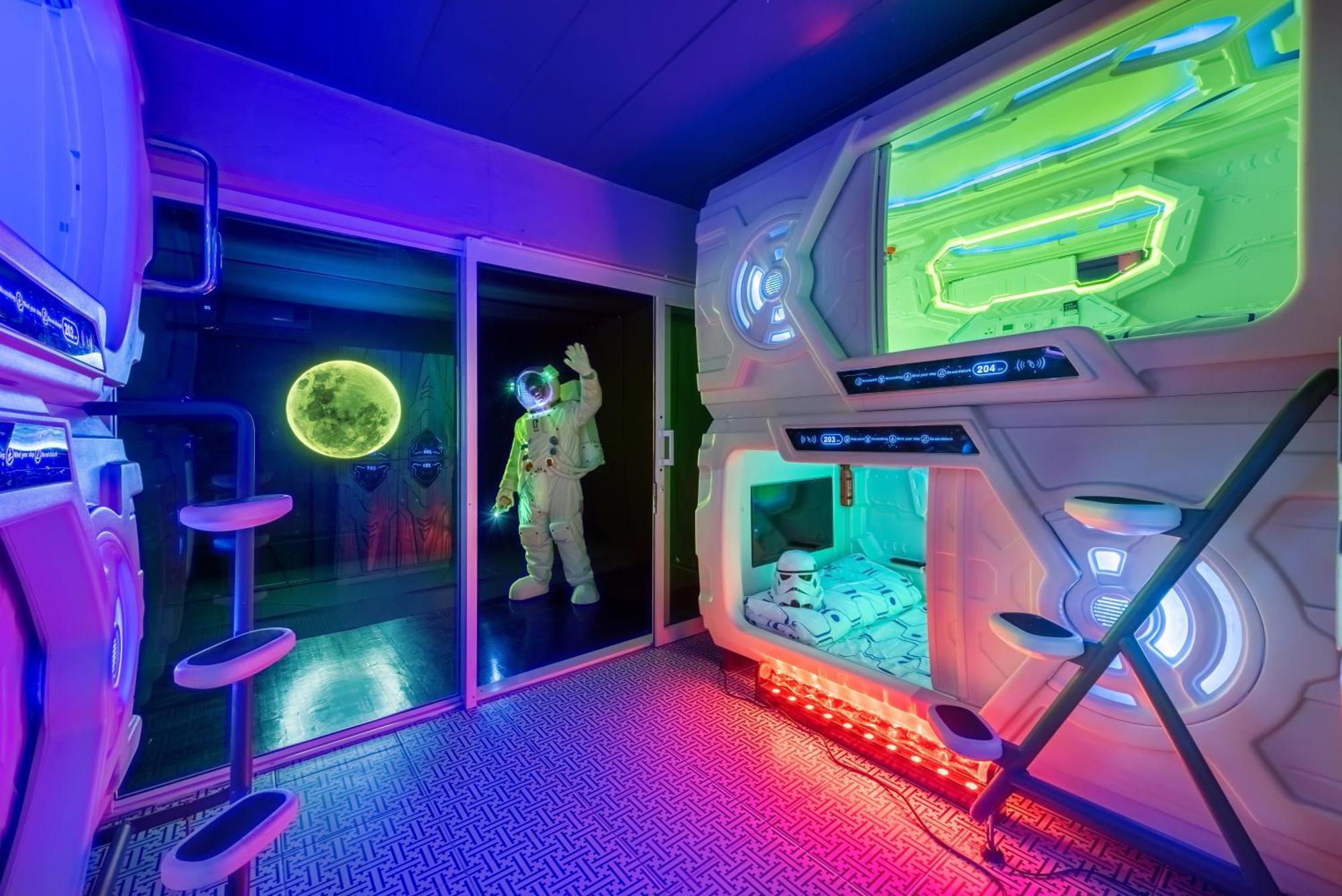 Space Station Hostel Бангкок Экстерьер фото
