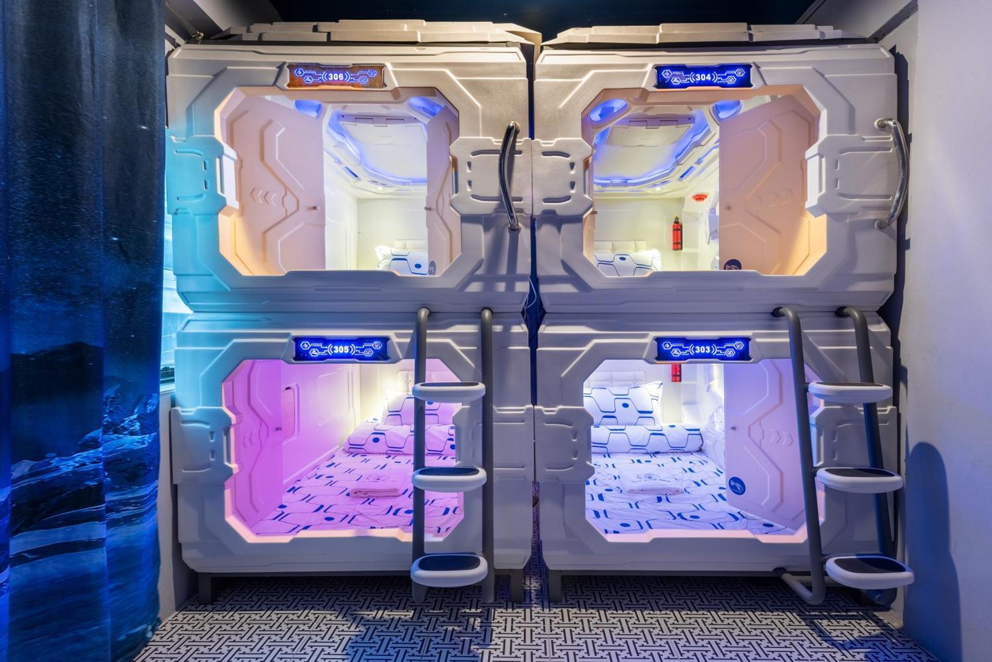 Space Station Hostel Бангкок Экстерьер фото