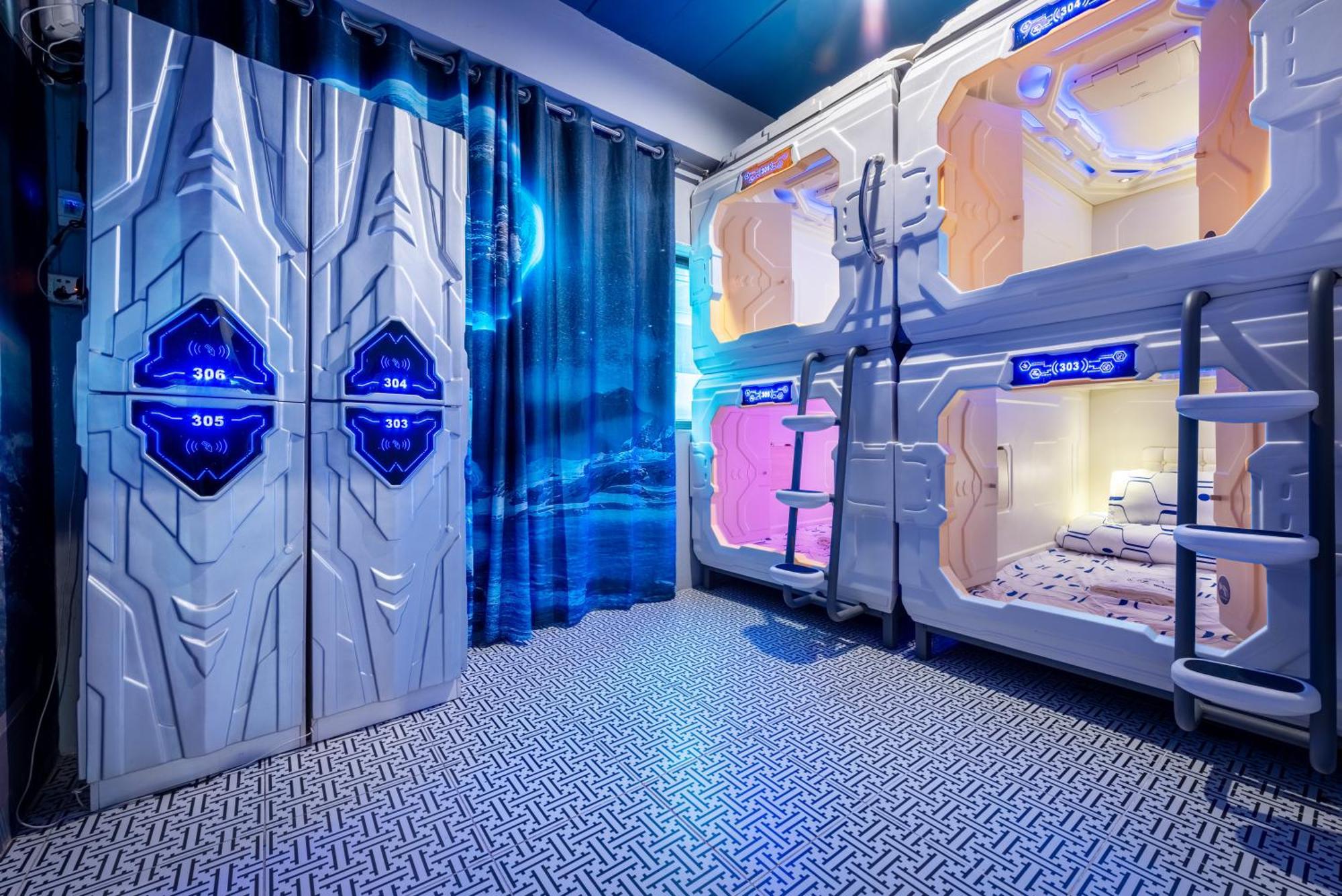 Space Station Hostel Бангкок Экстерьер фото