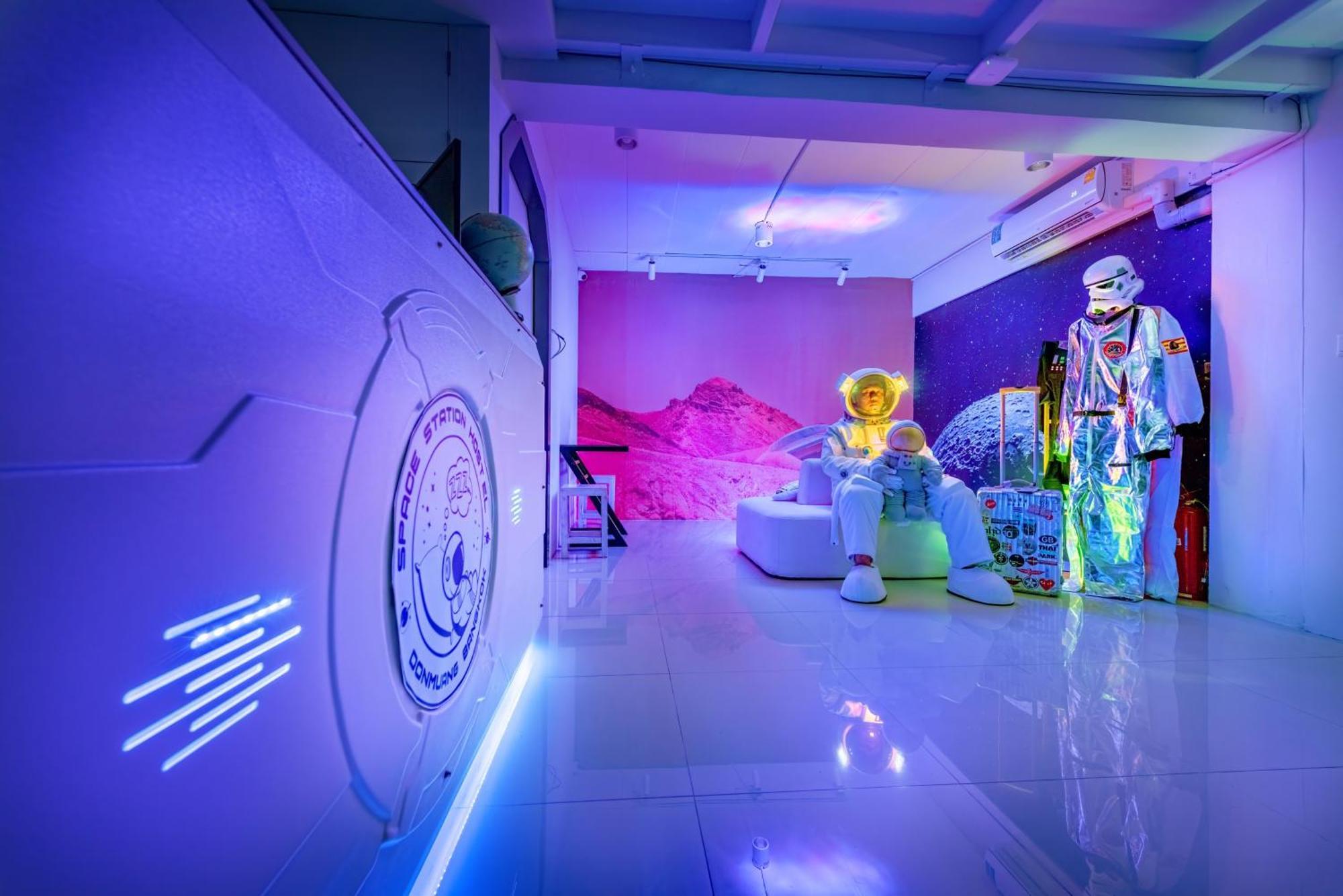 Space Station Hostel Бангкок Экстерьер фото