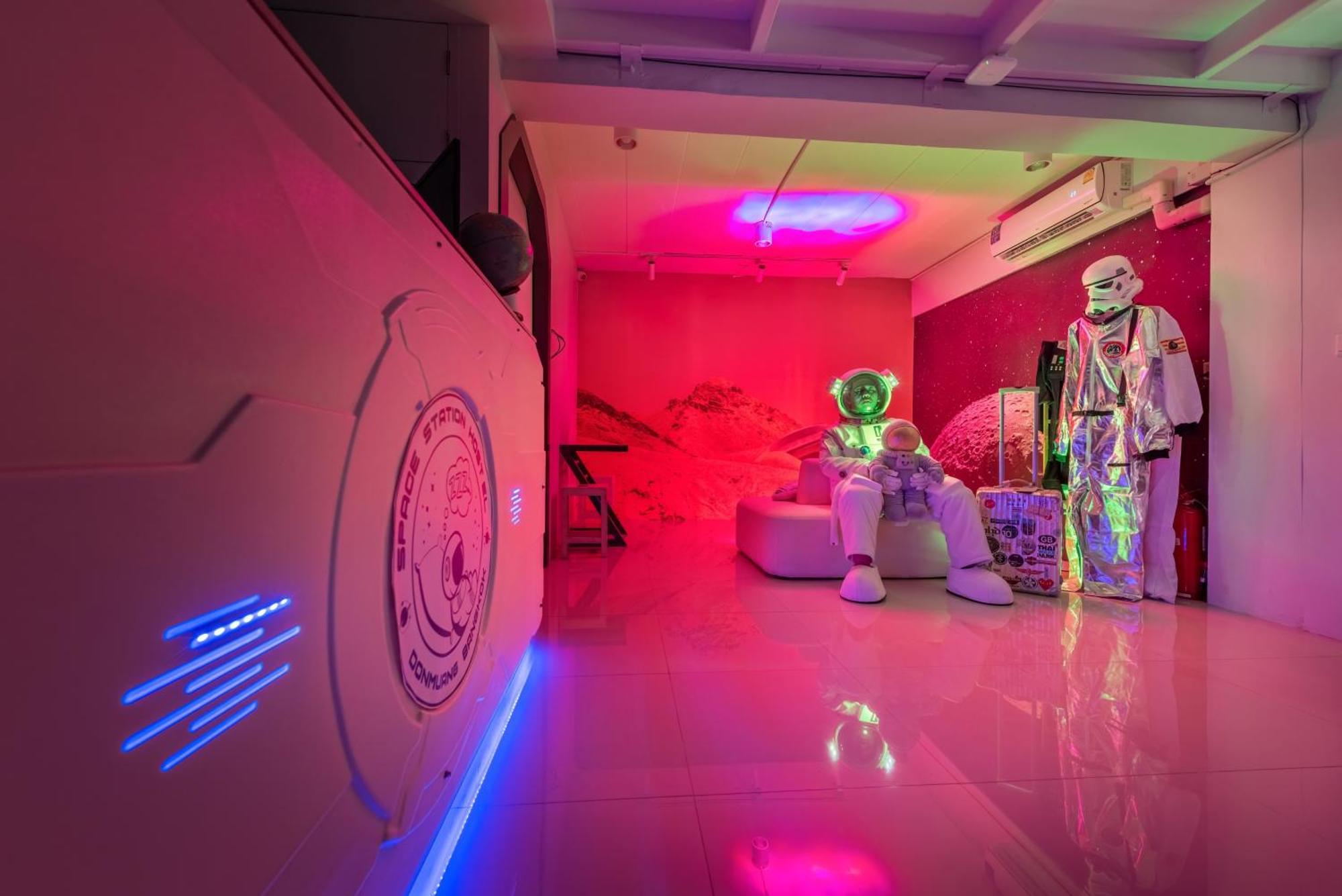 Space Station Hostel Бангкок Экстерьер фото