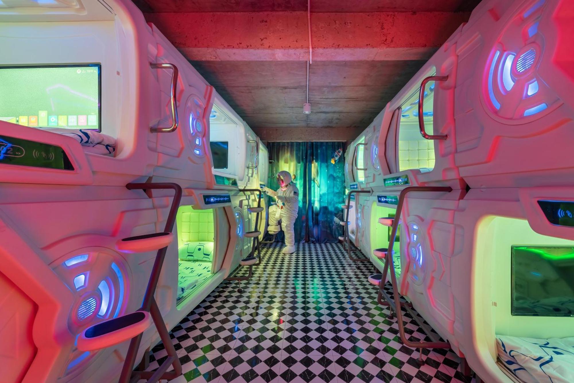 Space Station Hostel Бангкок Экстерьер фото