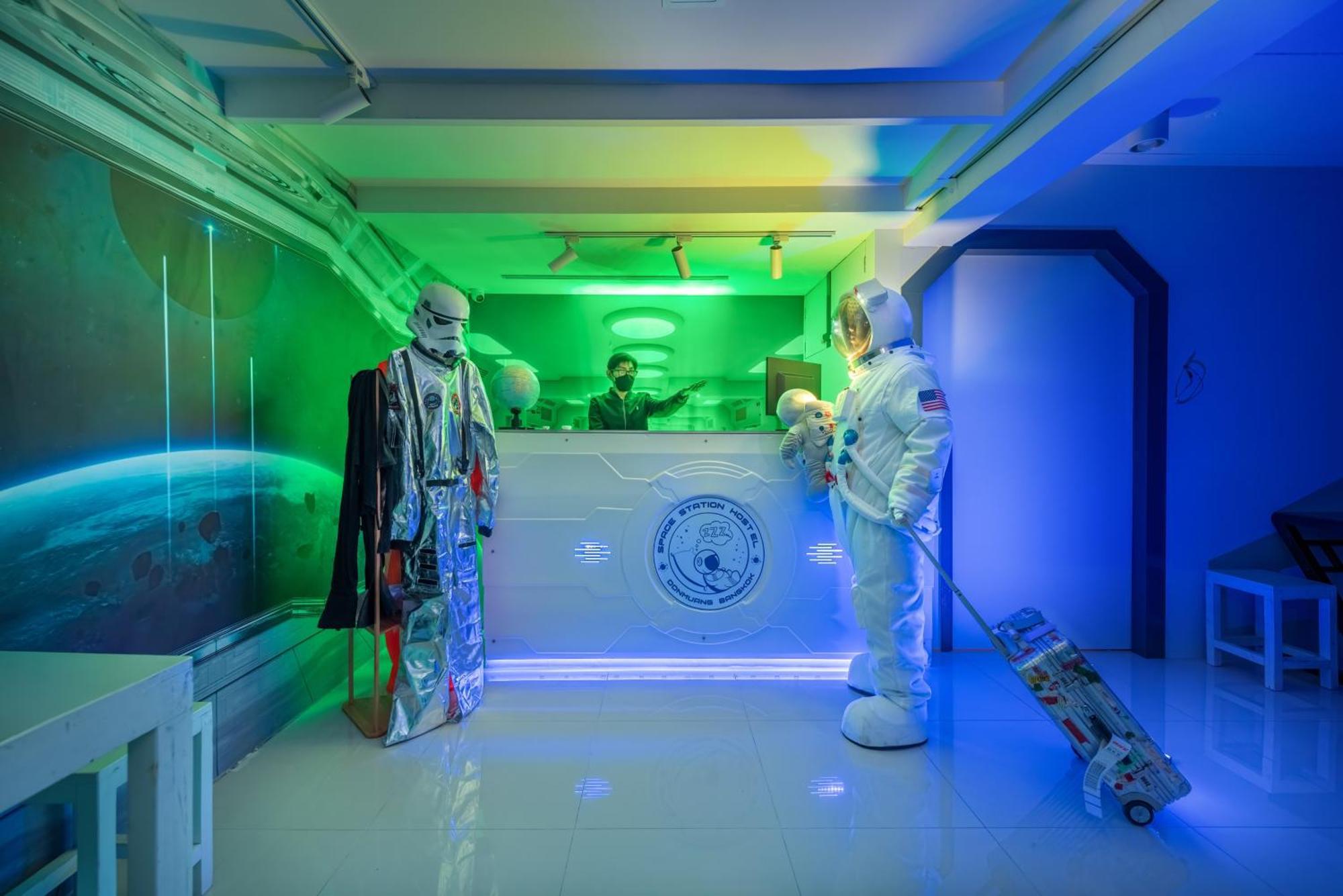 Space Station Hostel Бангкок Экстерьер фото