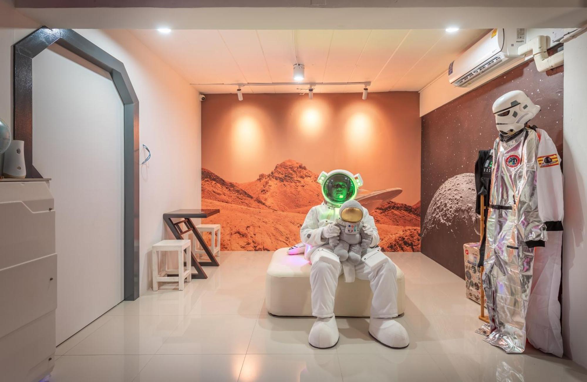 Space Station Hostel Бангкок Экстерьер фото