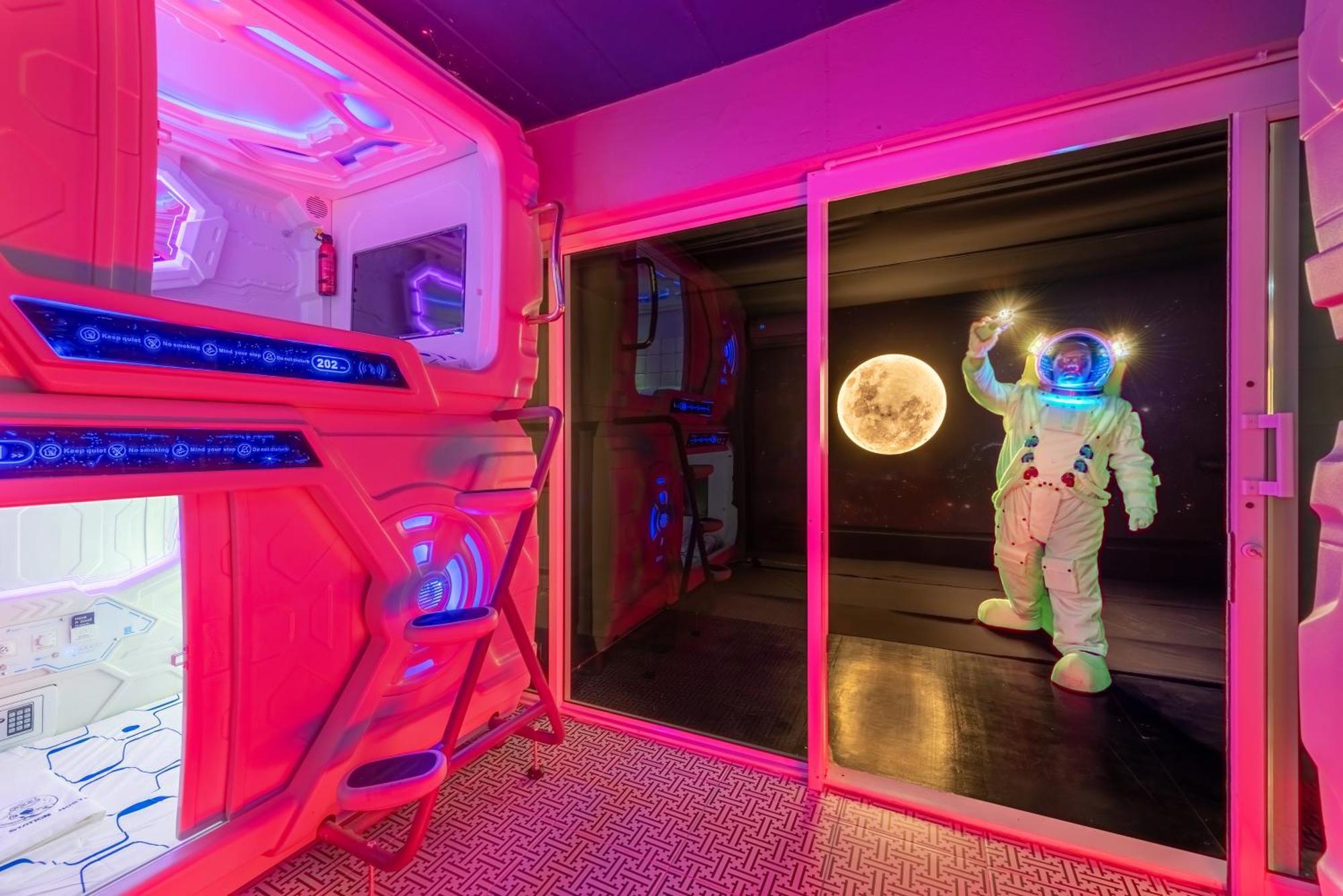 Space Station Hostel Бангкок Номер фото