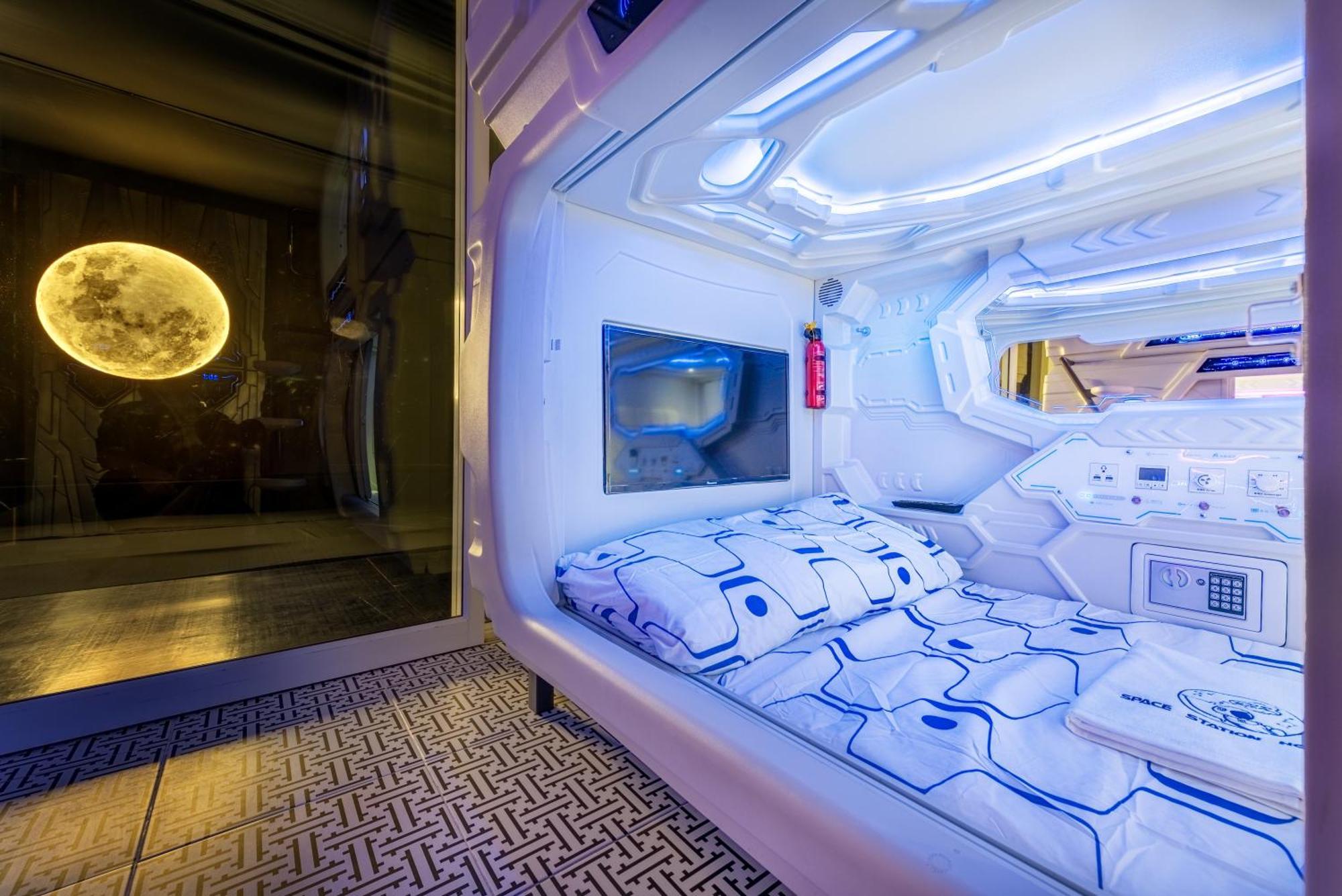 Space Station Hostel Бангкок Номер фото