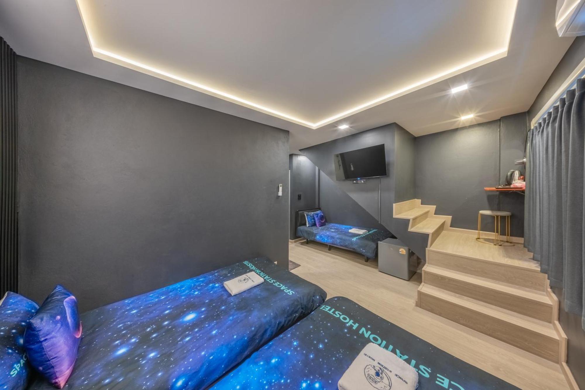 Space Station Hostel Бангкок Экстерьер фото