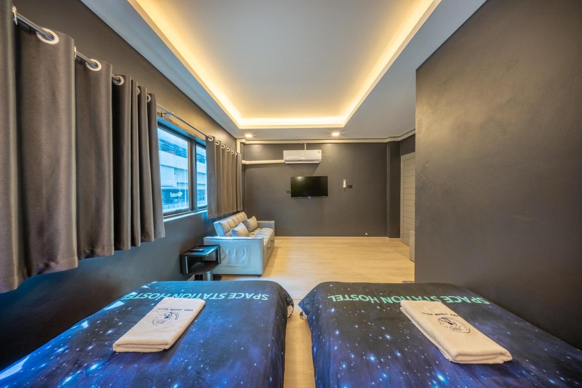 Space Station Hostel Бангкок Экстерьер фото