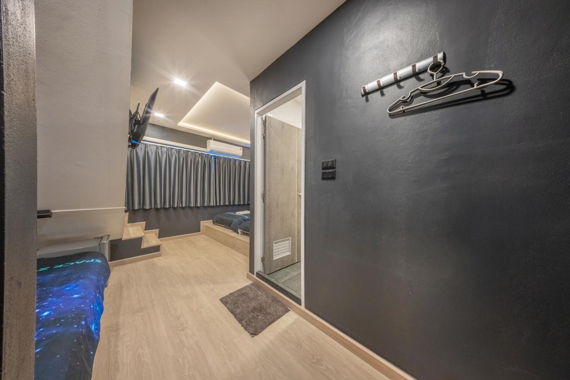 Space Station Hostel Бангкок Номер фото