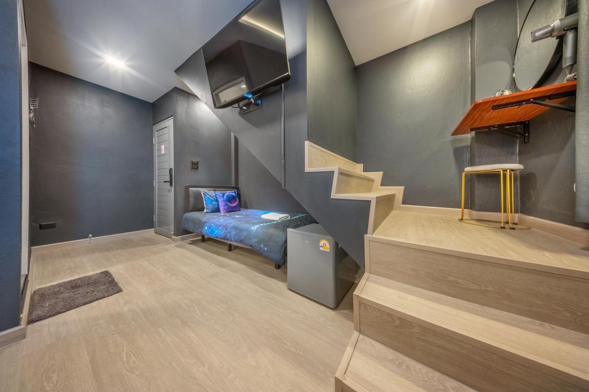 Space Station Hostel Бангкок Номер фото
