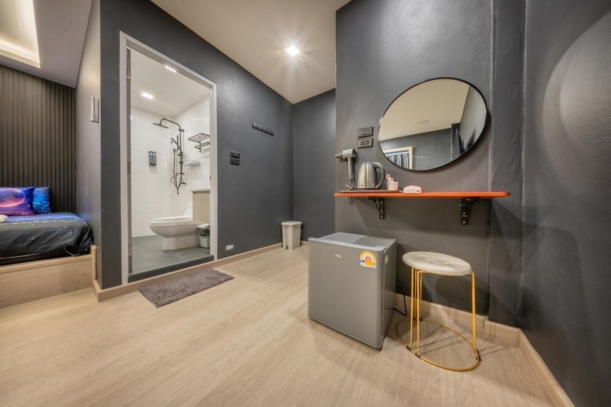 Space Station Hostel Бангкок Экстерьер фото