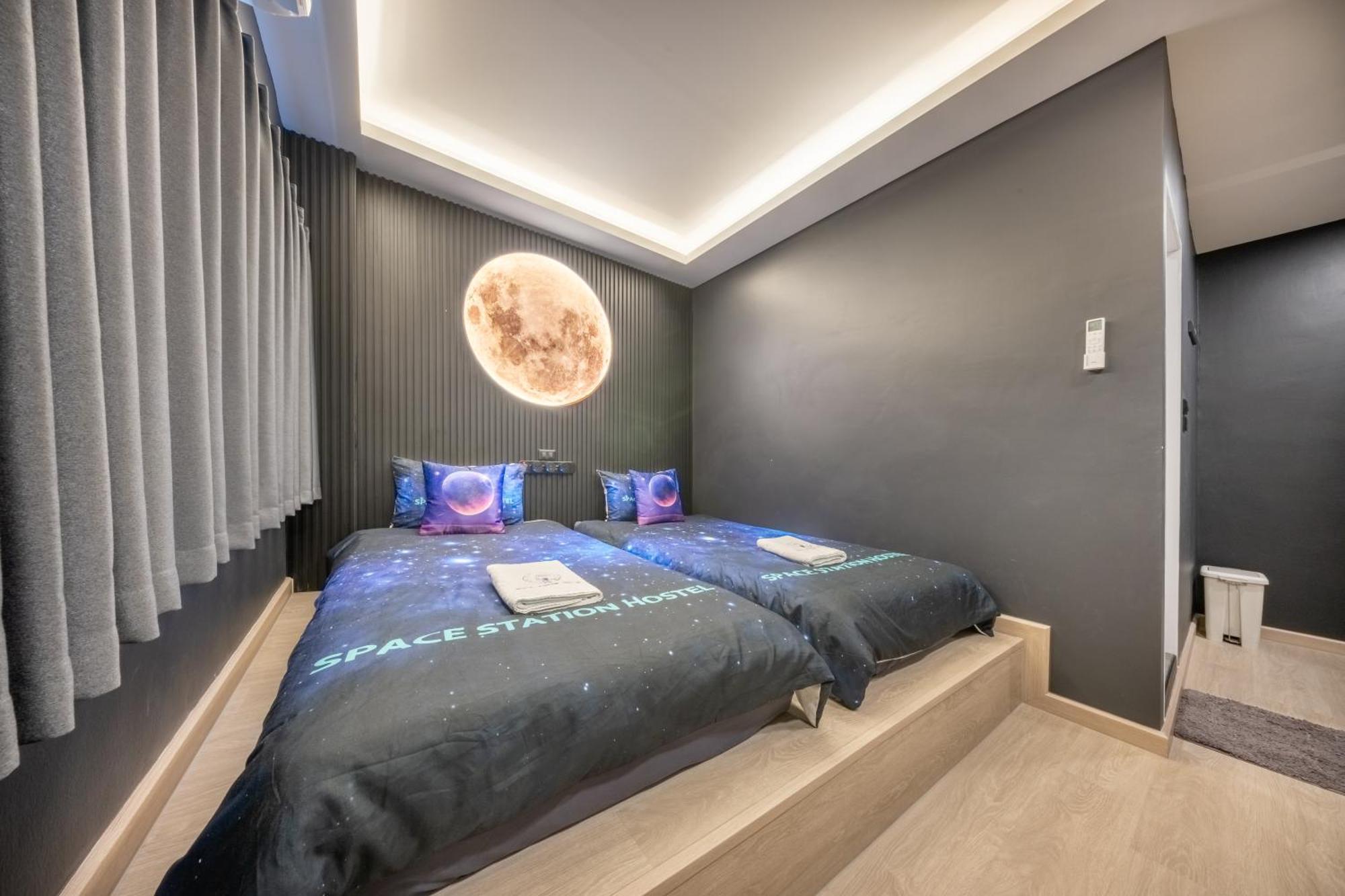 Space Station Hostel Бангкок Экстерьер фото