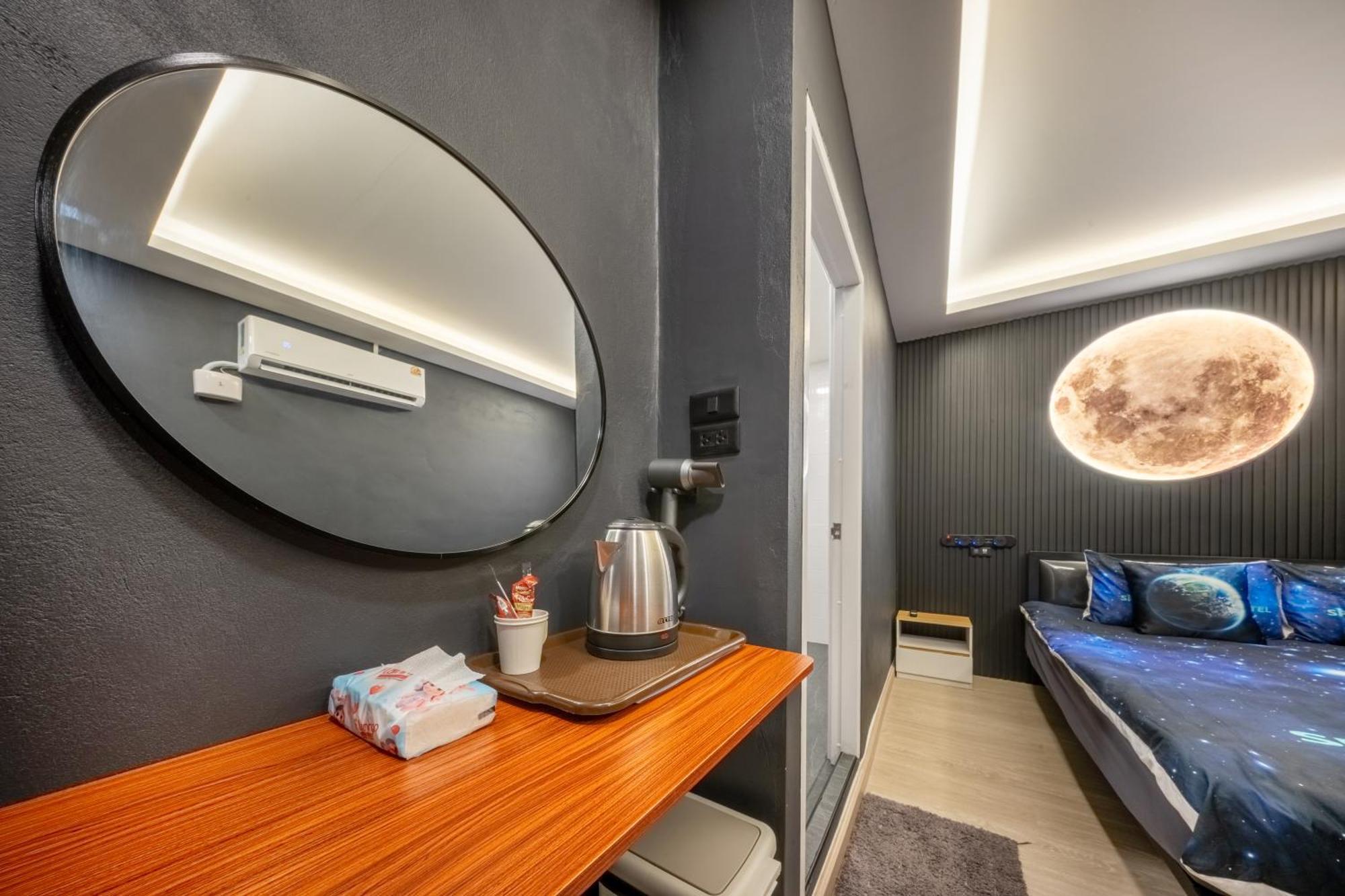 Space Station Hostel Бангкок Экстерьер фото