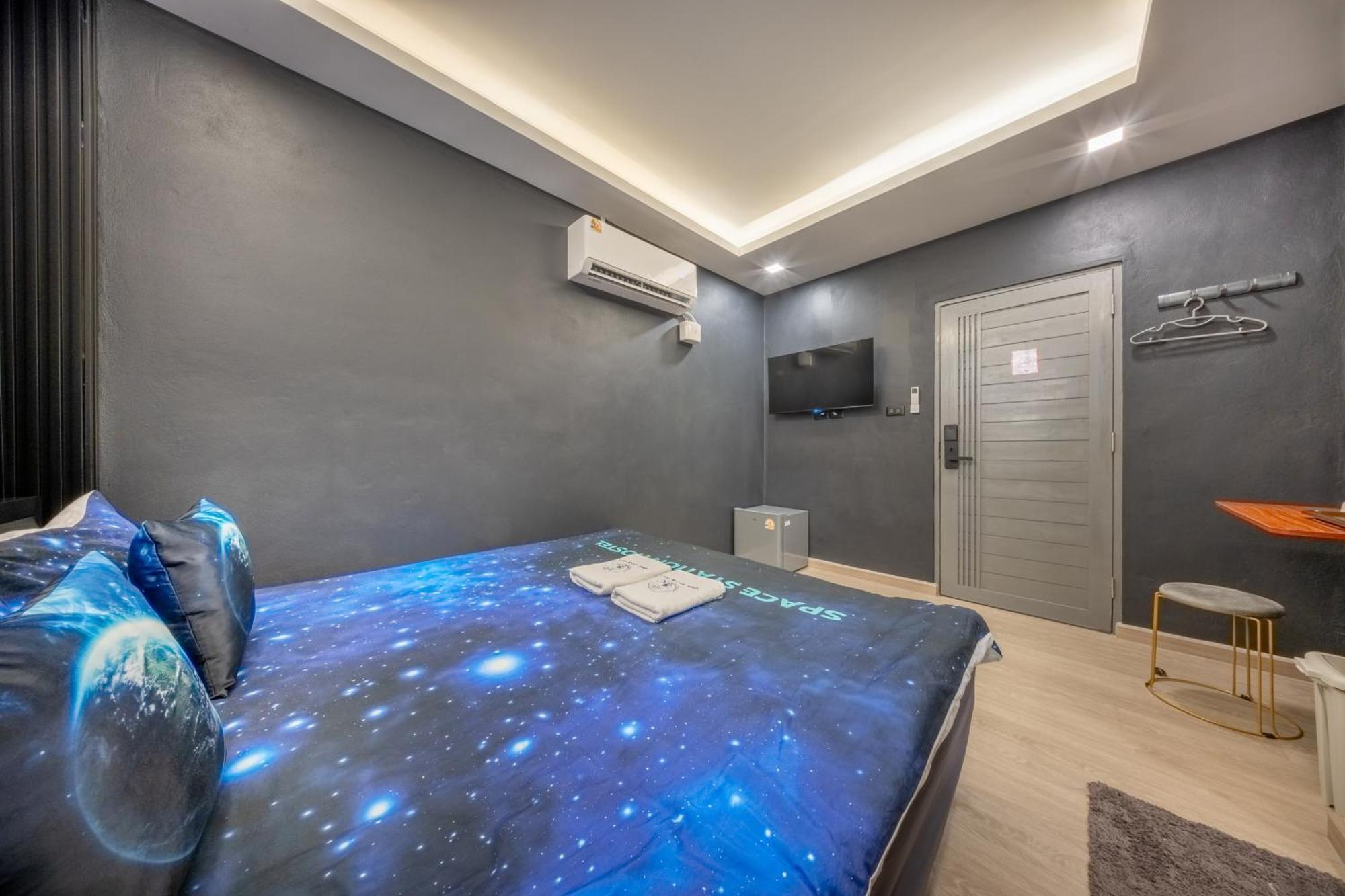 Space Station Hostel Бангкок Экстерьер фото